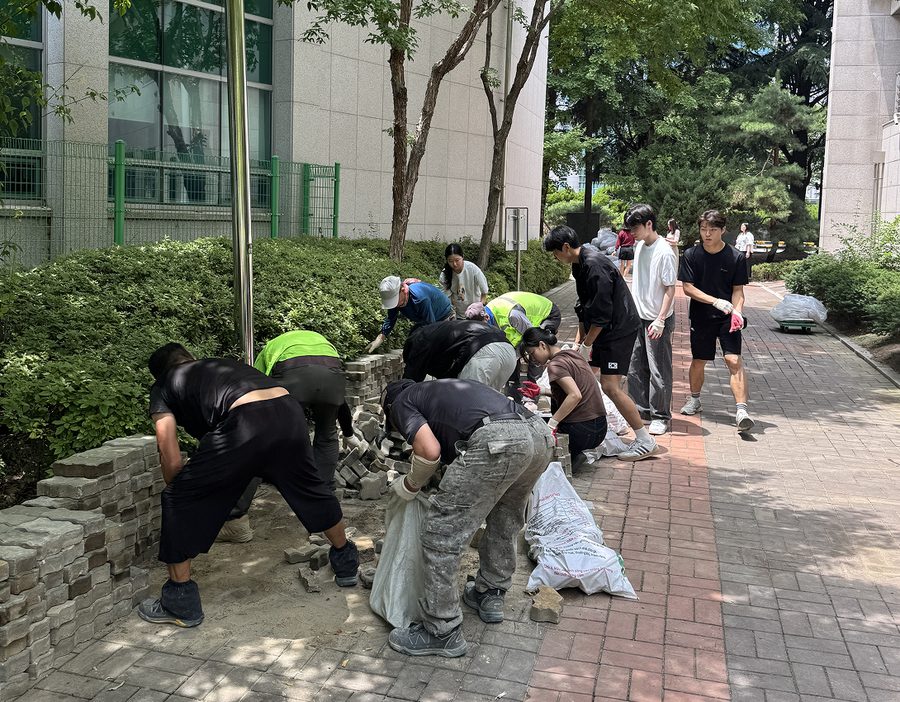 건국대학교 1차 PoC 현장에서 블록을 시공하는 모습
